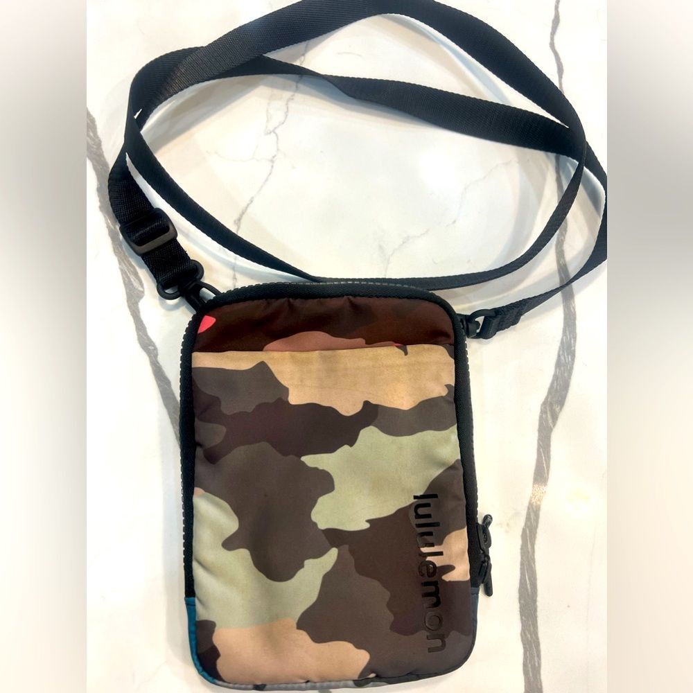 Lululemon Women's Small Crossbody Bag Multicolor Camo Pockets Adjustable Strap